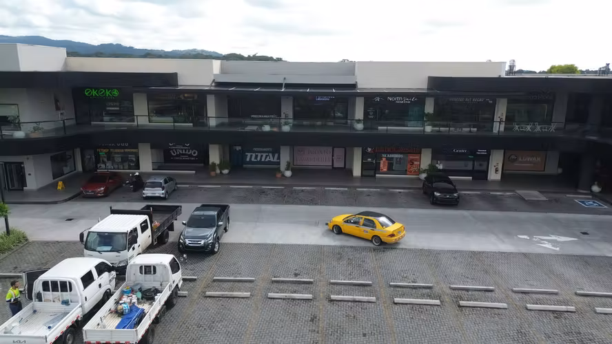 Oportunidad Comercial en Paseo Del Norte, Brisas del Golf