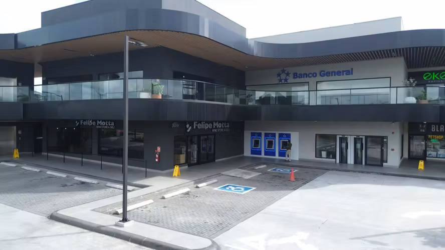Oportunidad Comercial en Paseo Del Norte, Brisas del Golf