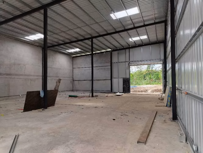 Alquilo galera en tocumen 380 mts2 con 7 de alto, 1 baño, trifasica