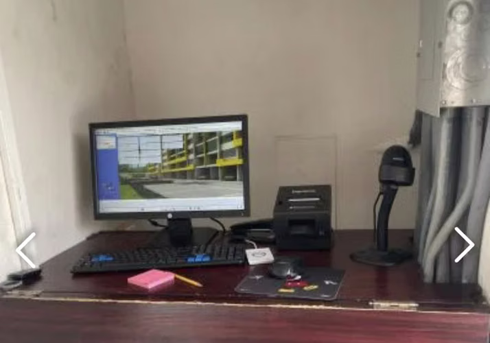 ÁGUILA BIENES RAÍCES ALQUILA ESTACIONAMIENTO COMPLETO