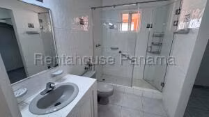 Venta de Casa con 391m2 en El Bosque PH El Doral 26-5130SR