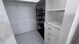 Venta de Casa con 391m2 en El Bosque PH El Doral 26-5130SR