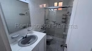 Venta de Casa con 391m2 en El Bosque PH El Doral 26-5130SR
