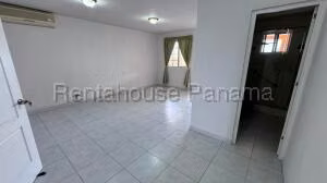 Venta de Casa con 391m2 en El Bosque PH El Doral 26-5130SR