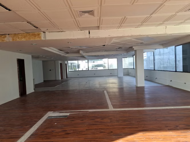 ALQUILO AVENIDA BALBOA OFICINA 230 MTS