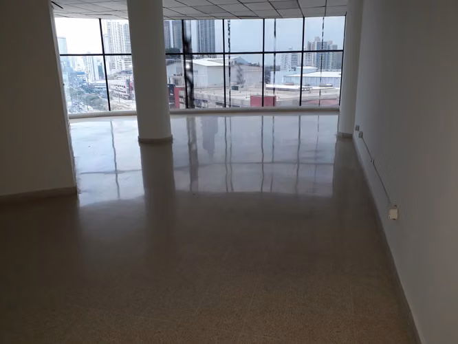 Oficina de 83 Mts. con Vista Panorámica en Plaza Aventura-El Dorado