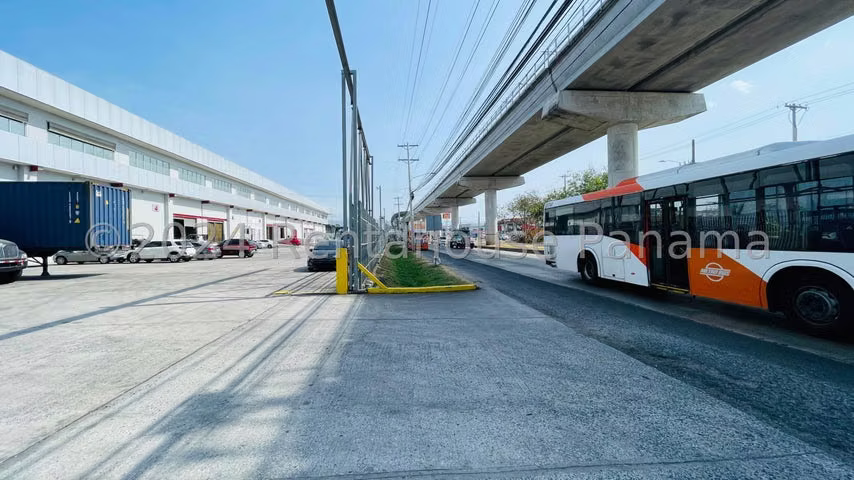 Venta de Bodega con 1121m2 en Tocumen PH Panamá Storage Solut 24-8176SR