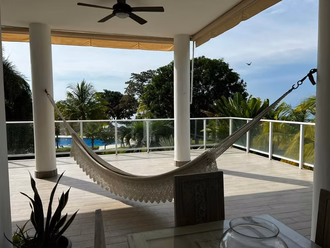 HERMOSO APARTAMENTO FRENTE AL MAR EN BIJAO – SE VENDE AMOBLADO