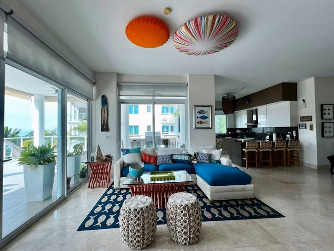 HERMOSO APARTAMENTO FRENTE AL MAR EN BIJAO – SE VENDE AMOBLADO