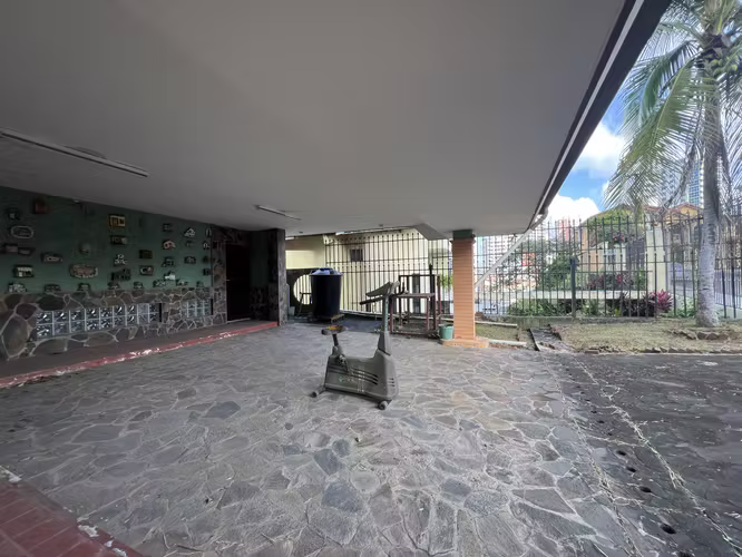 Espectacular casa de 4 niveles con amplios espacios en Villa de las Fuentes
