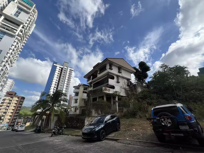 Espectacular casa de 4 niveles con amplios espacios en Villa de las Fuentes