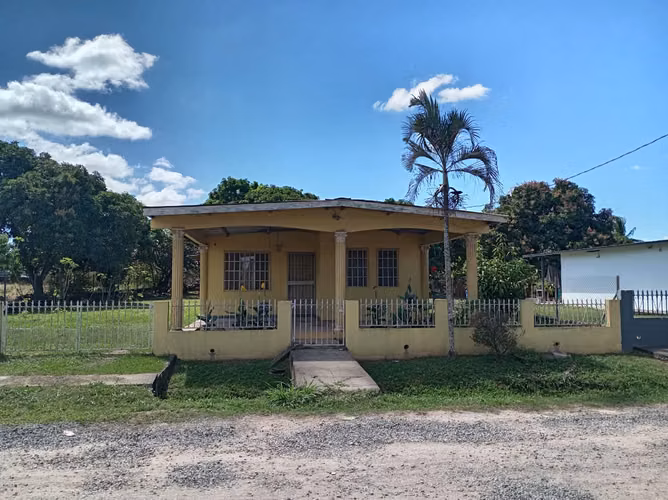 Se Vende Casa con Terreno Amplio en Aguadulce por debajo del avalúo 78,000