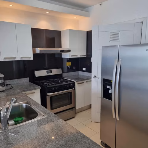 Se alquila hermoso apartamento en Av Balboa
