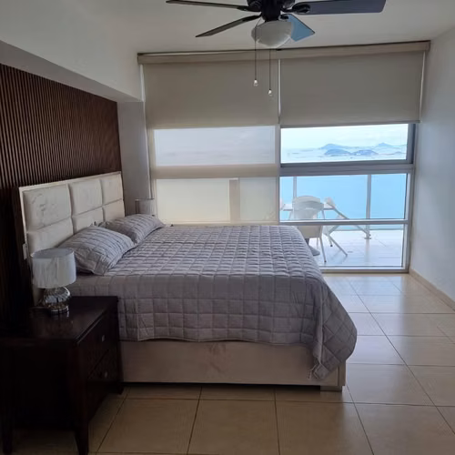Se alquila hermoso apartamento en Av Balboa