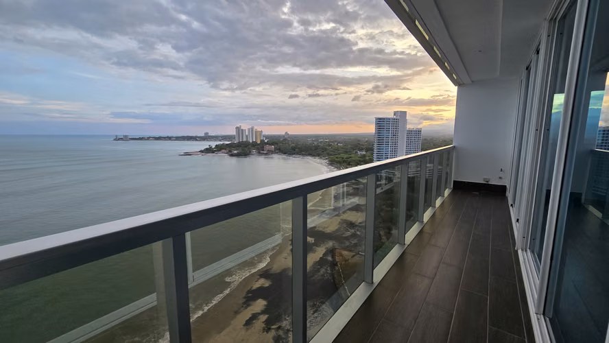 Sale of Apartment in Ocean Waves Nueva Gorgona
