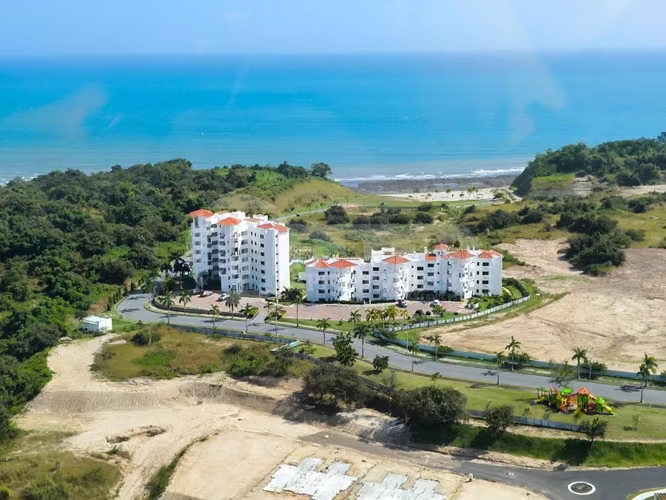 Venta de apartamento con vista al mar en PH Playa del Sol, San Carlos