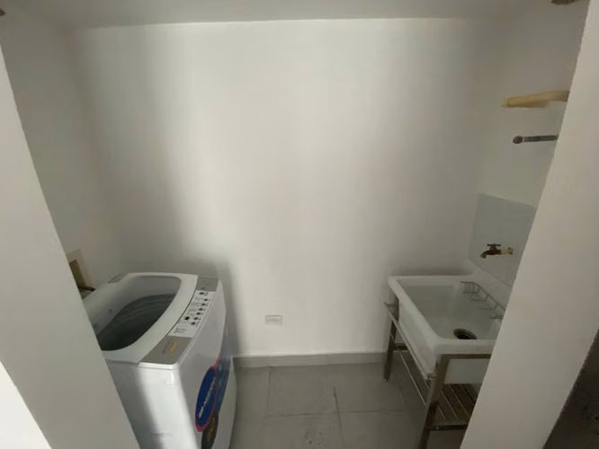 Vendo, apto. moderno $ 135k, 3rec, 2baños, balcón, piso alto