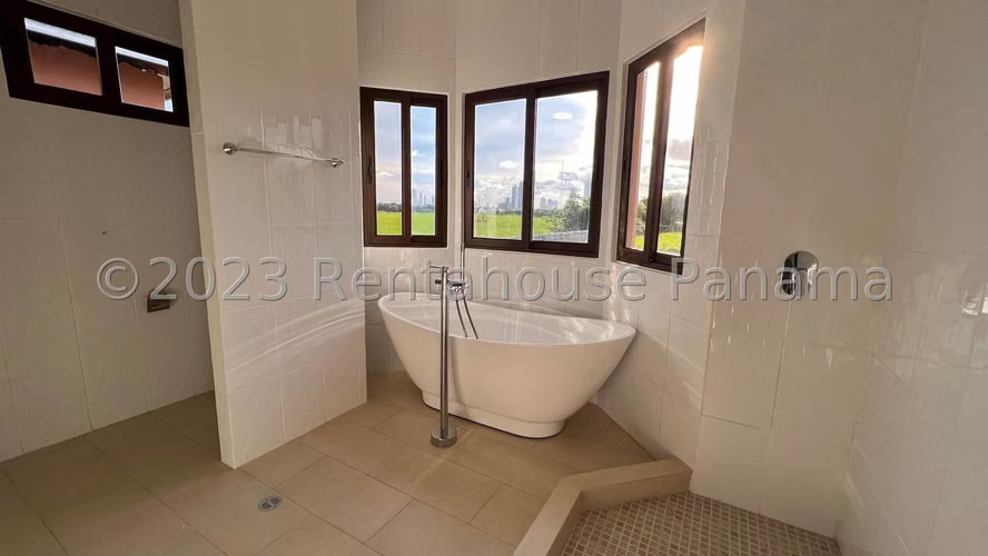 Venta de amplia Casa en Costa Sur, El Doral con 4 recamaras Mts2: 351.80 PD