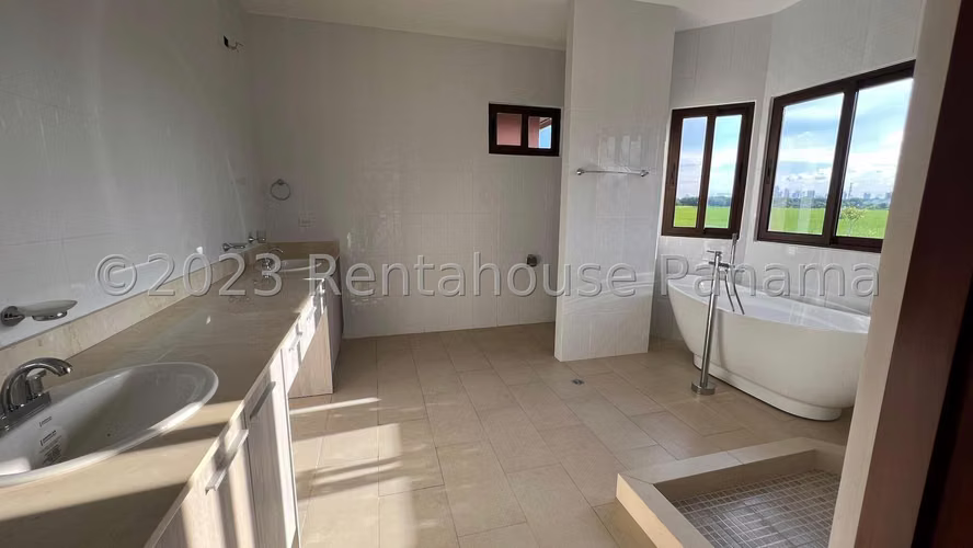 Venta de amplia Casa en Costa Sur, El Doral con 4 recamaras Mts2: 351.80 PD