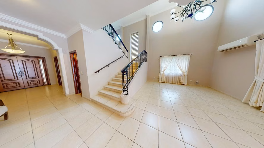 Tu hogar ideal en Camino de Cruces: piscina privada y un entorno familiar seguro.