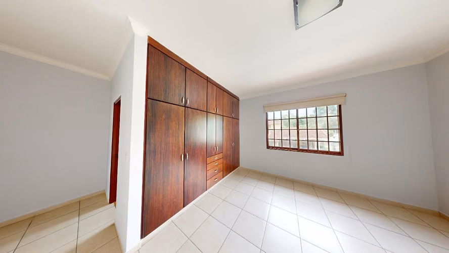Tu hogar ideal en Camino de Cruces: piscina privada y un entorno familiar seguro.