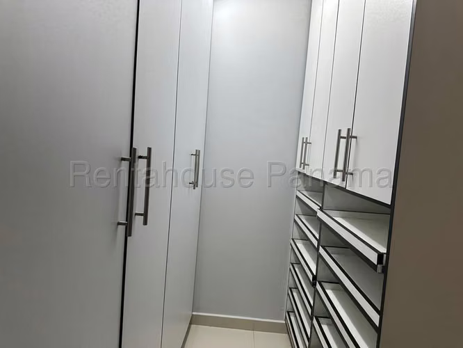 Vendo Apartamento Espectacular en PH Sky Level, Hato Pintado 26-5428GG