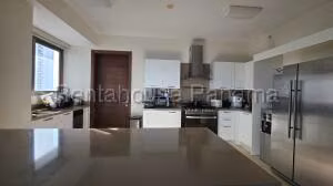 Alquiler de Apartamento con 215m2 en Santa Maria PH Greenview 26-5275SR