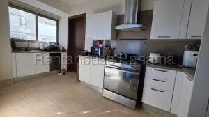 Alquiler de Apartamento con 215m2 en Santa Maria PH Greenview 26-5275SR