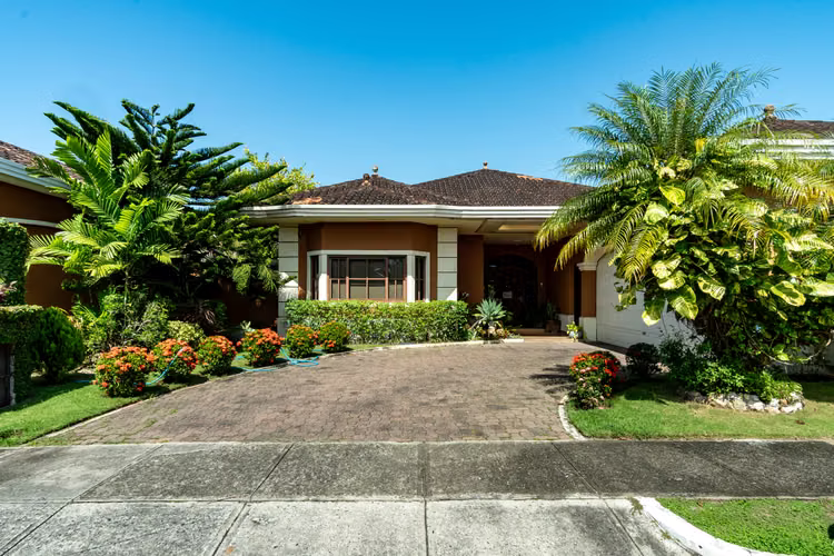 Hermosa casa en venta en Sunset Coast