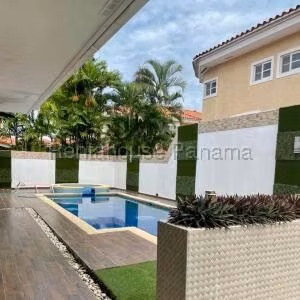 Venta de Casa con 639m2 en Costa del Este PH Palmeras del Este 25-7810SR