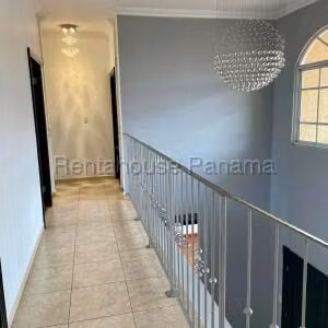 Venta de Casa con 639m2 en Costa del Este PH Palmeras del Este 25-7810SR
