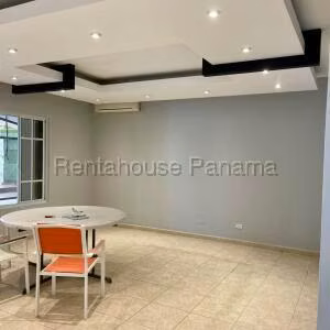 Venta de Casa con 639m2 en Costa del Este PH Palmeras del Este 25-7810SR