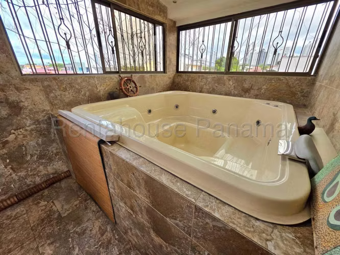 Vendo Casa Espectacular en Reparto Nuevo Panamá 26-5497GG