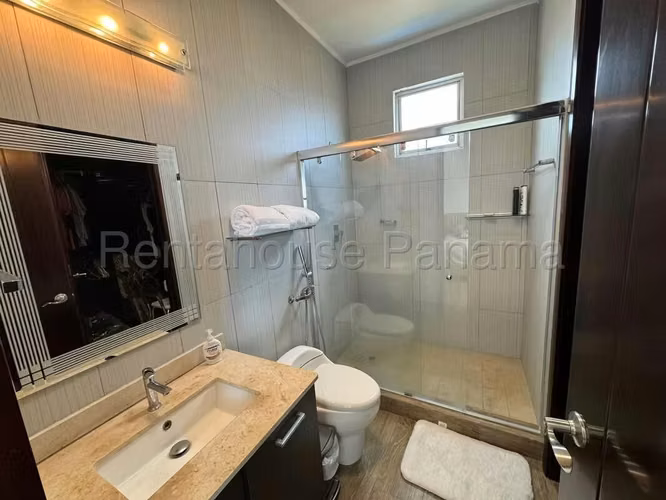 Vendo Apartamento Espacioso en PH Latitude, Costa del Este 26-5386GG