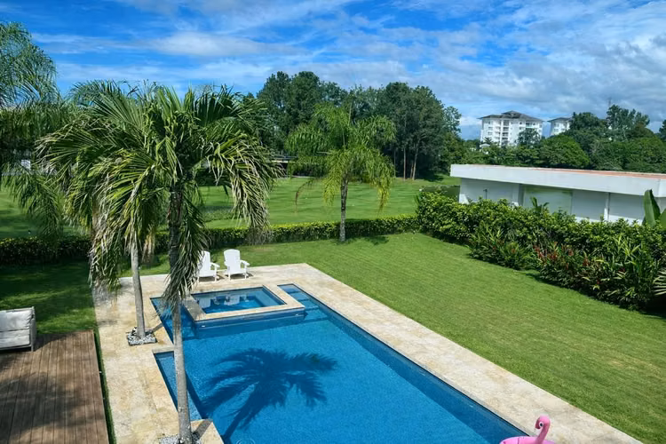 VENTA CASA CON PISCINA PRIVADA EN BIJAO