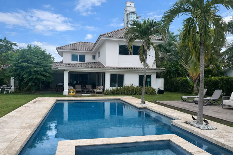 VENTA CASA CON PISCINA PRIVADA EN BIJAO