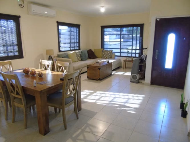 Se alquila casa con Línea Blanca Algarrobos 850