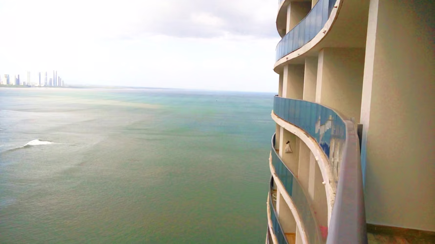 Oportunidad en Grand Tower – Vista Directa al Mar | Rentado | Bajo Avalúo