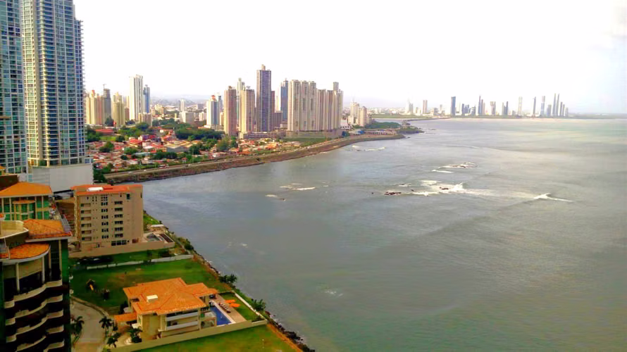 Oportunidad en Grand Tower – Vista Directa al Mar | Rentado | Bajo Avalúo
