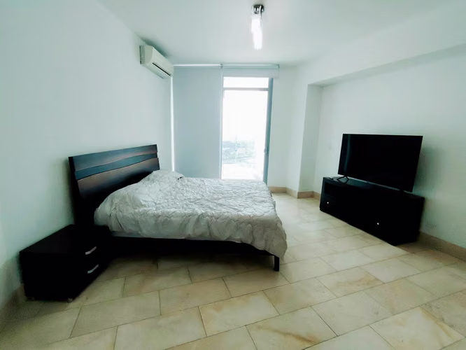Oportunidad en Grand Tower – Vista Directa al Mar | Rentado | Bajo Avalúo
