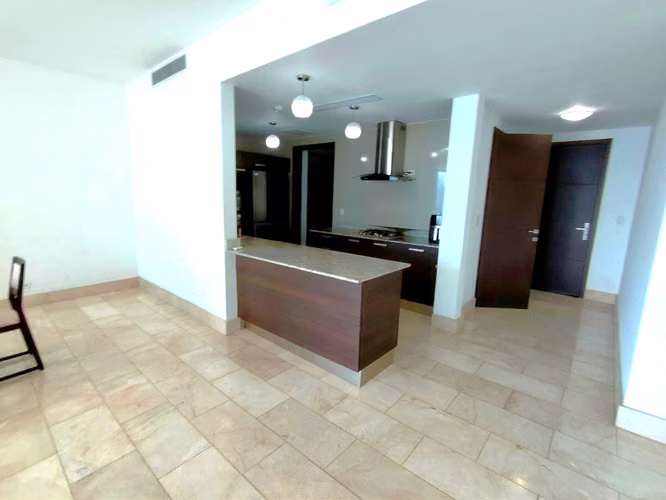 Oportunidad en Grand Tower – Vista Directa al Mar | Rentado | Bajo Avalúo