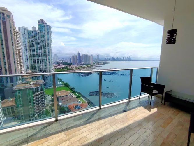 Oportunidad en Grand Tower – Vista Directa al Mar | Rentado | Bajo Avalúo