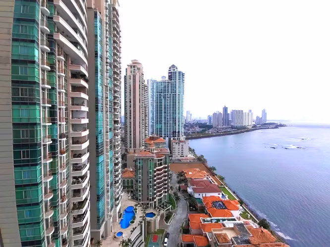 Oportunidad en Grand Tower – Vista Directa al Mar | Rentado | Bajo Avalúo