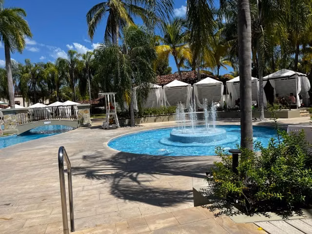 Vive el encanto de Buenaventura: elegancia frente al lago en una sola planta