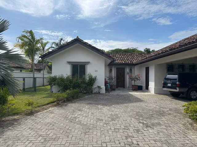 Vive el encanto de Buenaventura: elegancia frente al lago en una sola planta
