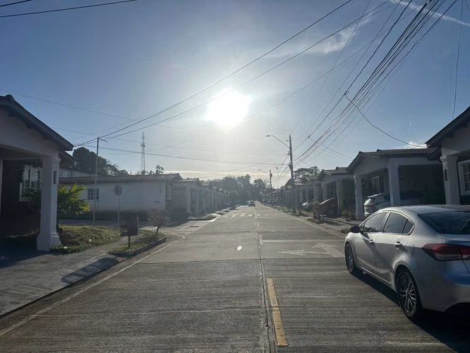 SE VENDE Casa en Bosques del Prado Arraiján ¡Patio y Seguridad! NEGOCIABLE