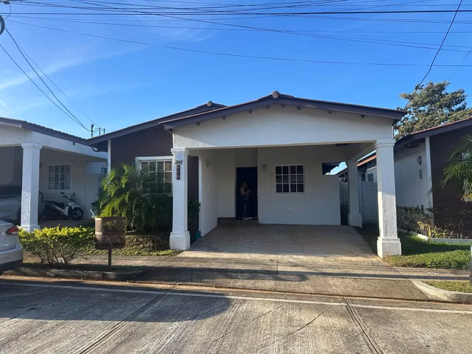 SE VENDE Casa en Bosques del Prado Arraiján ¡Patio y Seguridad! NEGOCIABLE