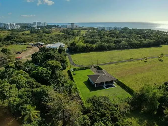 Venta de Casa en Rio Hato - NUEVA - CON PISCINA Y PATIO GRANDE - DG