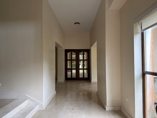Casa en venta en Clayton, sendero de camino de cruces