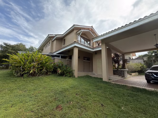Casa en venta en Clayton, sendero de camino de cruces